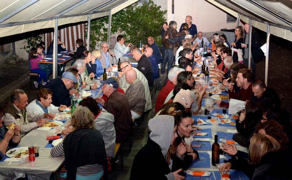 Momento conviviale durante la sagra