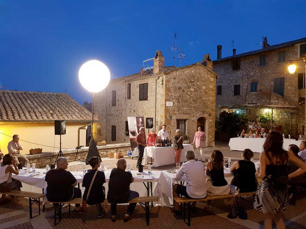 Persone sedute ad ascoltare una conferenza sui vini della Val d'Orcia