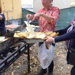 cottura delle frittelle durante la festa