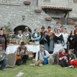 Gruppo in costume folkloristico durante il gioco della ruzzola