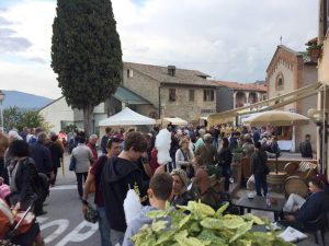 I visitatori presenti alla festa della castagna