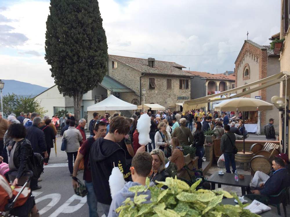 I visitatori presenti alla festa della castagna