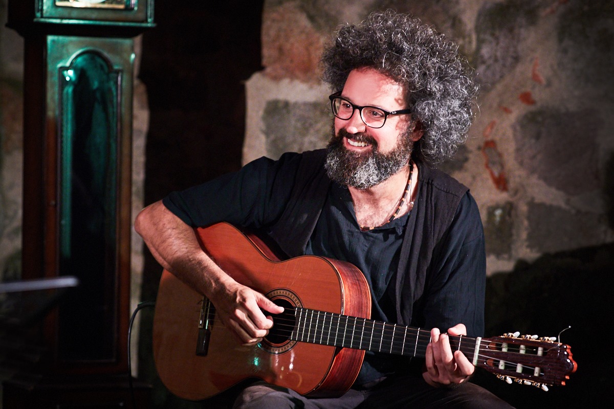 Simone Cristicchi che suona la chitarra