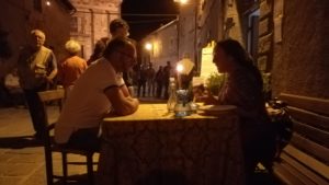 Due persone a tavola, a lume di candela