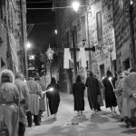 Processione a Radicofani con gli scalzi che guidano gli altri uomini e donne in processione